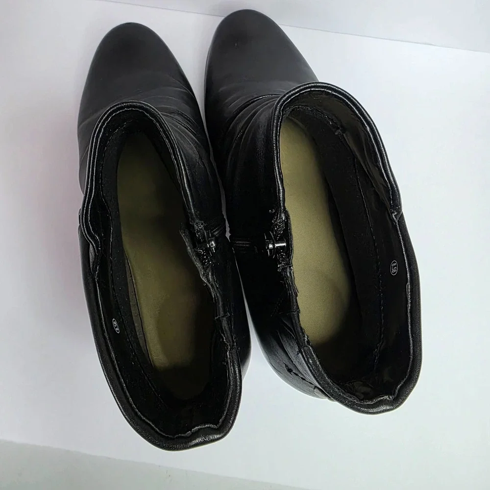 Earth Pegasus black leather ankle boots size 8.5